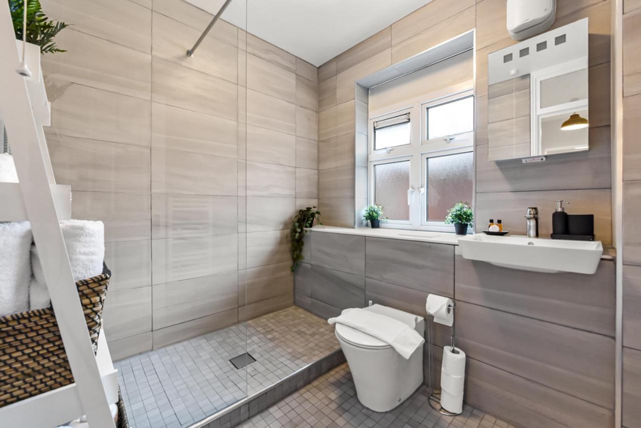 Family Friendly, Zone 2, 2 Beds, Overground Лондон Екстериор снимка