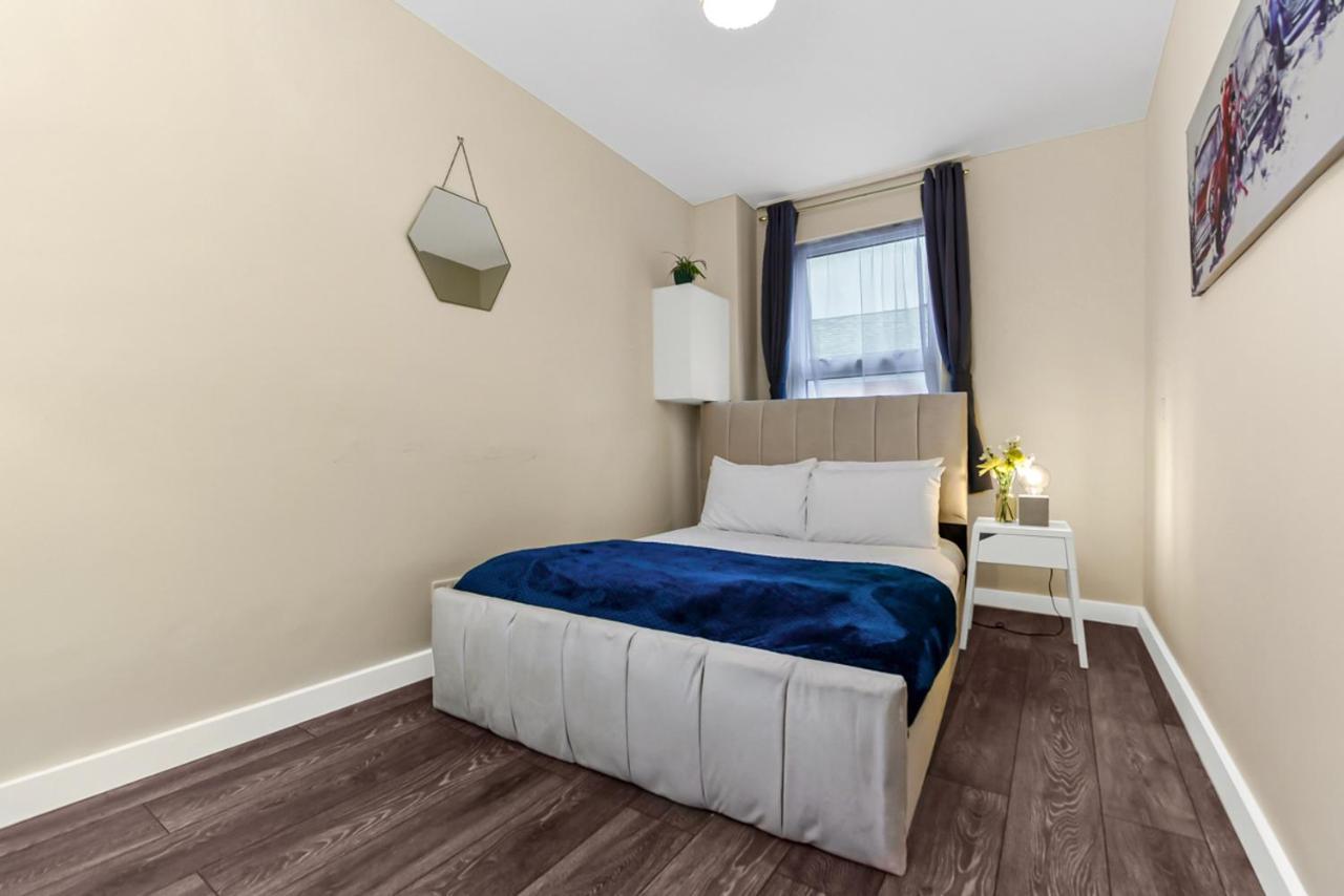 Family Friendly, Zone 2, 2 Beds, Overground Лондон Екстериор снимка