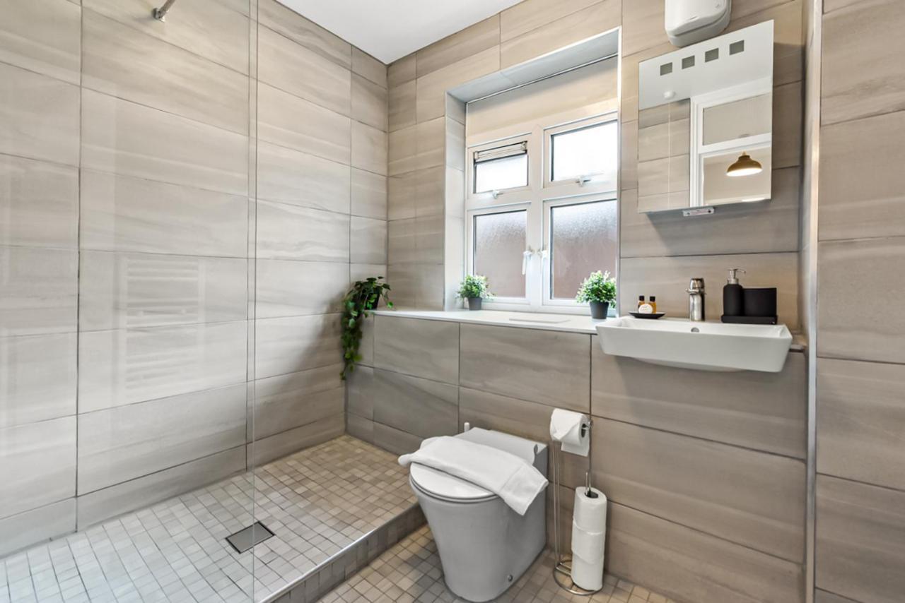 Family Friendly, Zone 2, 2 Beds, Overground Лондон Екстериор снимка