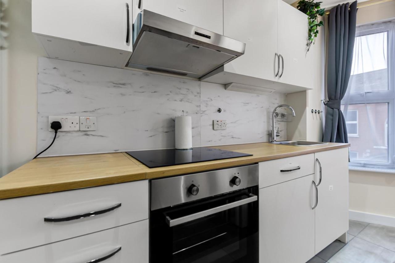 Family Friendly, Zone 2, 2 Beds, Overground Лондон Екстериор снимка